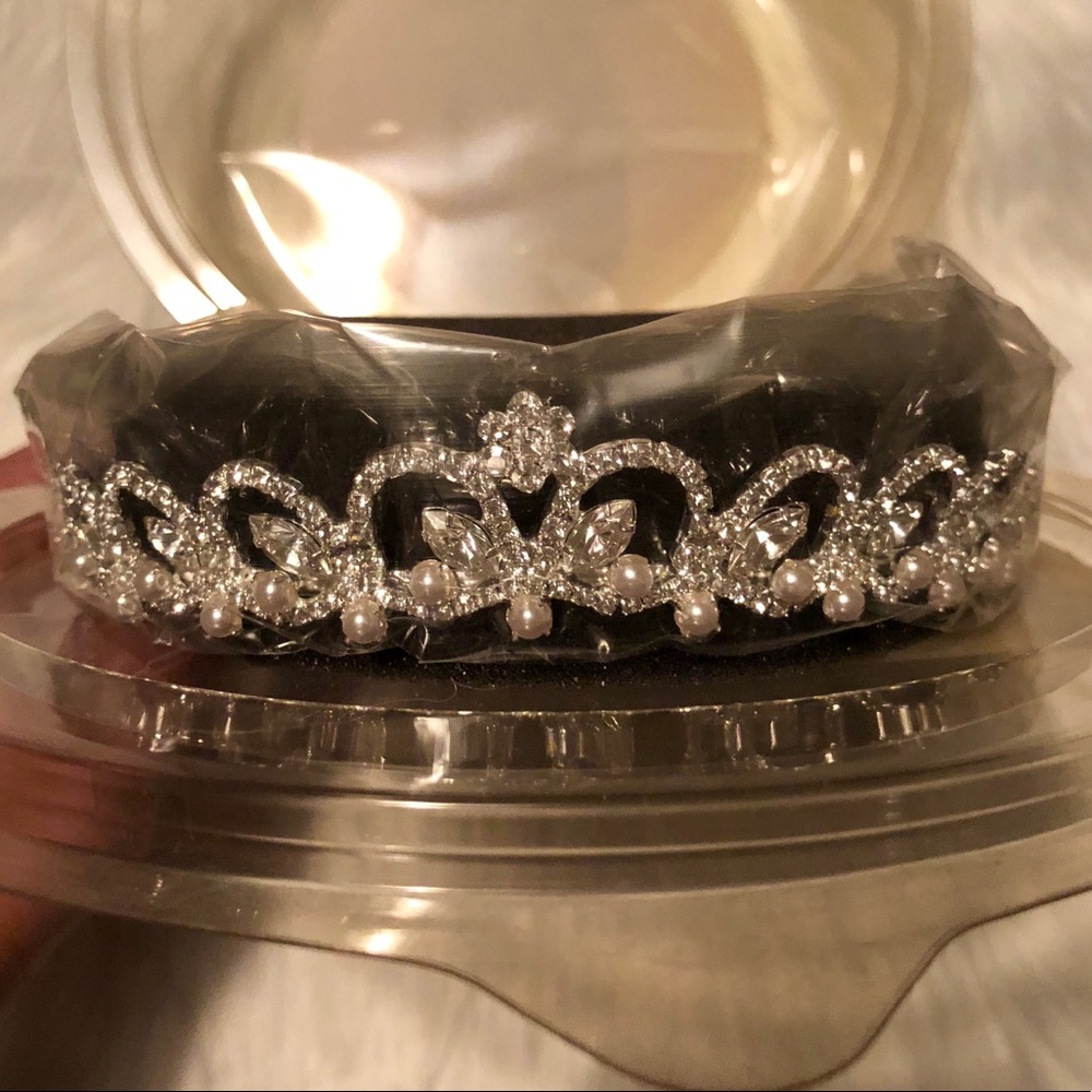 David’s Bridal Pearl & Rhinestone Tiara New in Box $125 Retail.